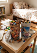 Lot de deux anciennes boîtes à biscuits cylindriques en métal lithographié de l'univers de l'héroïne de livres Martine, illustrations de Marcel Marlier datant des années 1990, parfaites pour le rangement décoratif de la chambre d'enfant.