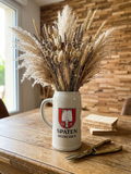 Très grande choppe à bière en grès gris avec logo rouge Spaten München et bandes blanches, contenance 5 litres, style bavarois vintage. Utilisé en vase pour accueillir un joli bouquet de fleurs séchées. 