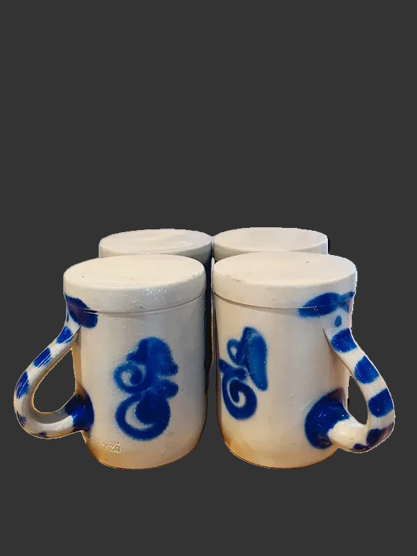 Lot de 4 Mugs chopes en grès au sel traditionnel gris clair décoré de motifs floraux peints à la main bleu cobalt, vaisselle artisanale vintage style campagne chic.