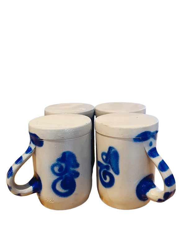 Lot de 4 Mugs chopes en grès au sel traditionnel gris clair décoré de motifs floraux peints à la main bleu cobalt, vaisselle artisanale vintage style campagne chic.