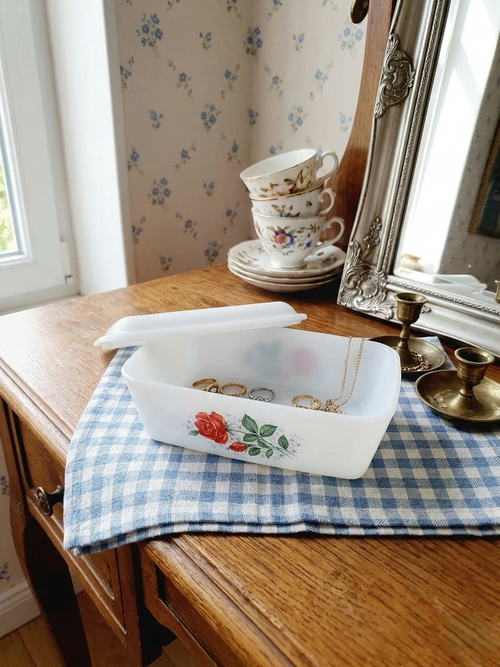 Beurrier rectangulaire en verre opale blanc avec couvercle, orné d'un motif de roses rouges délicates Arcopal Rose de France. Détourné en boîte à bijoux. 
