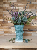 Poterie artisanale en grès avec décor de nœuds celtiques gravés, émail vert et blanc moucheté, deux petites anses sur les côtés, style vintage britannique. Utilisé en vase avec un bouquet de chardons, bruyères et fougères. 