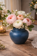 Petit vase boule en grès artisanal de couleur vert forêt profond, aspect mat et brut, poterie signée datant de 1994.